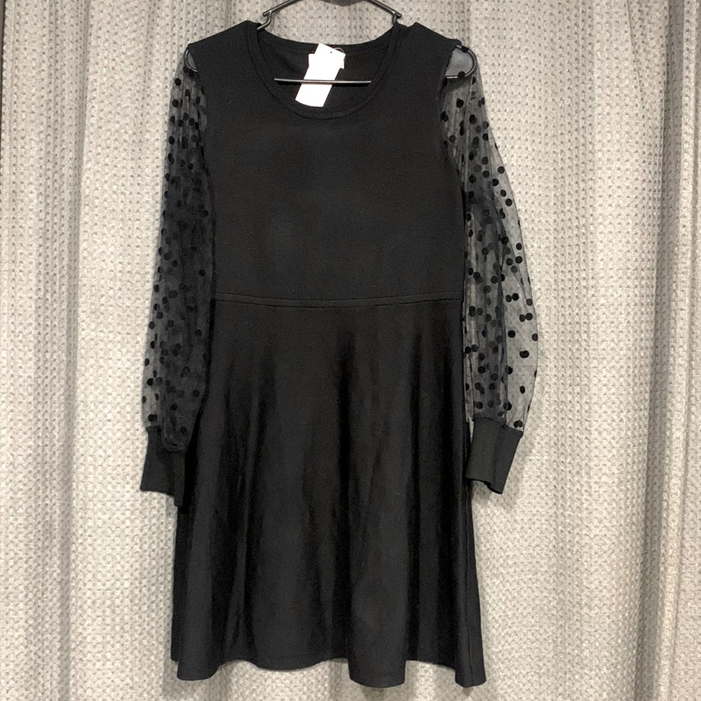 🖤New black dress, with transparent/Polk a dot sleeves. Size M.